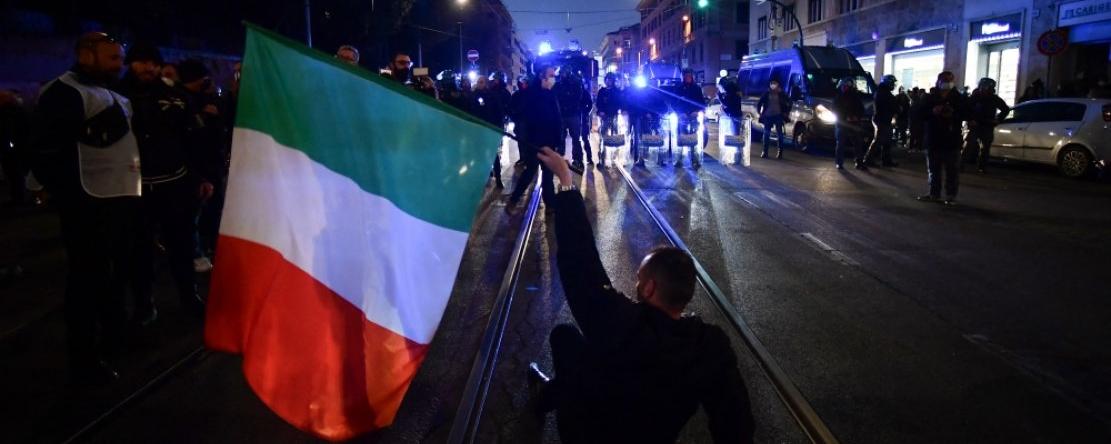 un_manifestant_qui_brandit_un_drapeau_italien_field_mise_en_avant_principale_1_0